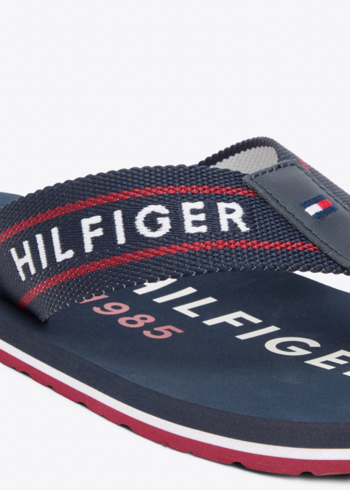 Tommy Hilfiger šlepetės per pirštą