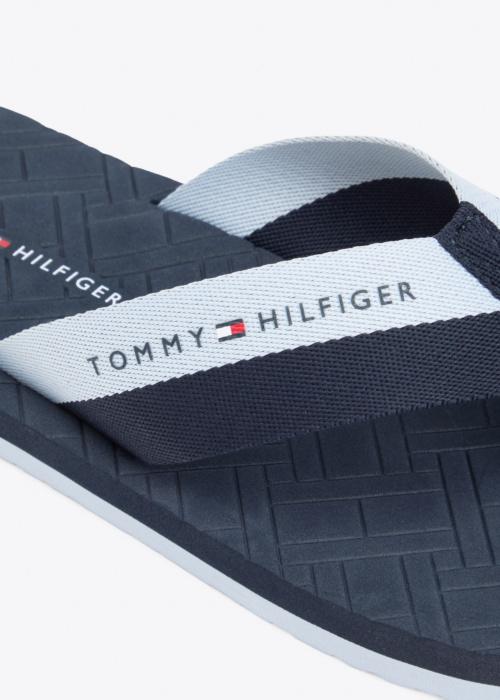 Tommy Hilfiger šlepetės per pirštą