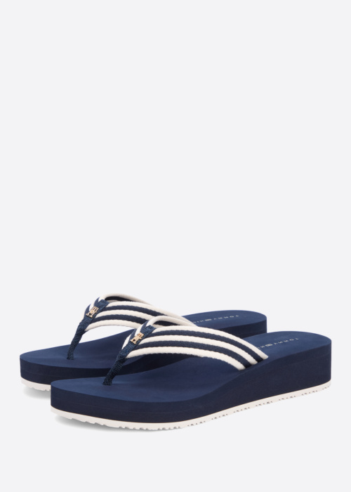 Tommy Hilfiger šlepetės per pirštą