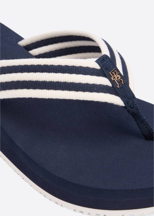 Tommy Hilfiger šlepetės per pirštą