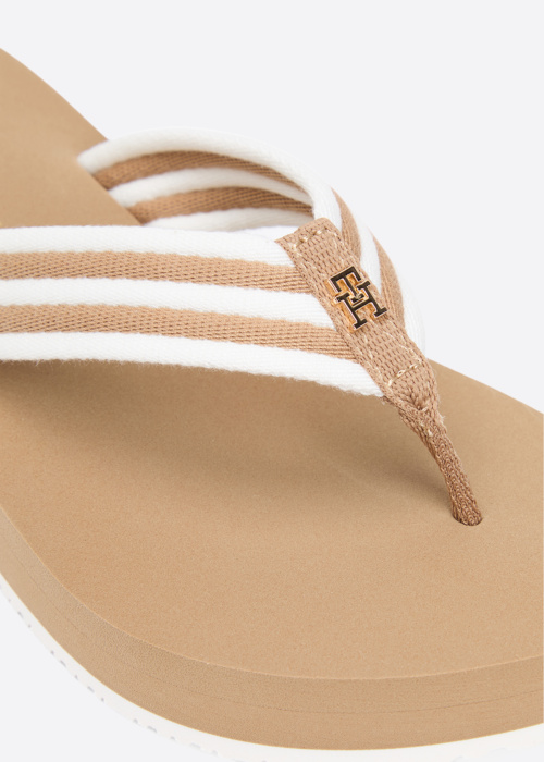 Tommy Hilfiger šlepetės per pirštą