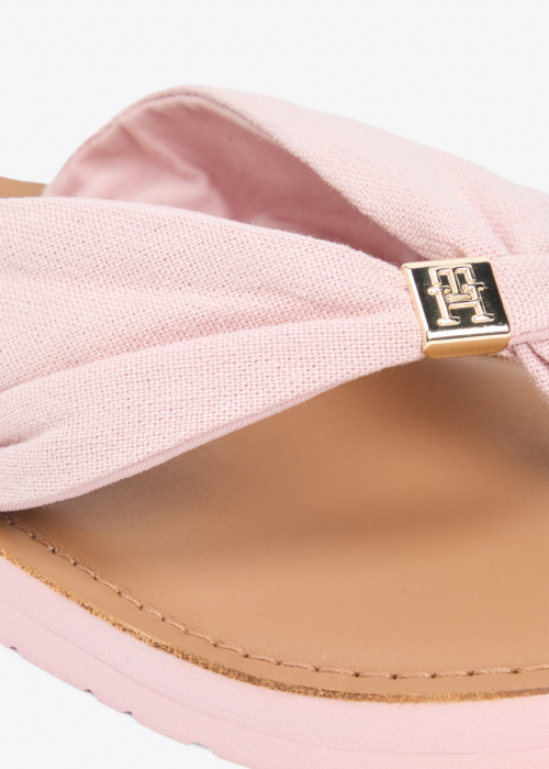 Tommy Hilfiger šlepetės per pirštą