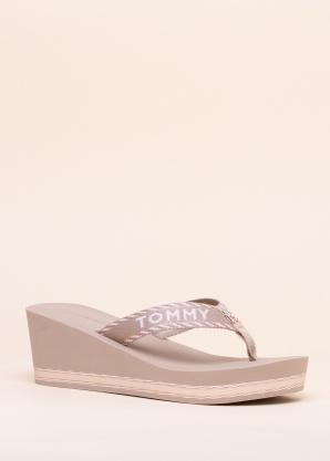 Tommy Hilfiger šlepetės per pirštą