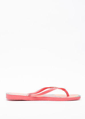 Havaianas šlepetės per pirštą