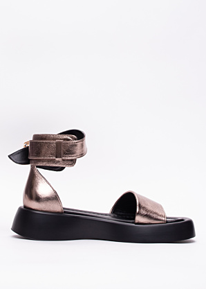 Molly Bessa bateliai