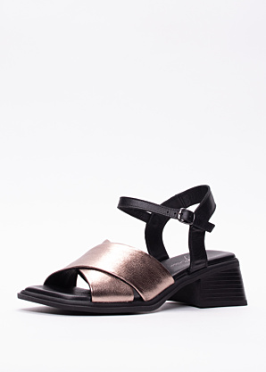 Molly Bessa bateliai