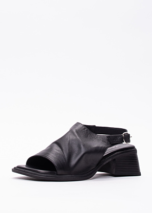 Molly Bessa bateliai