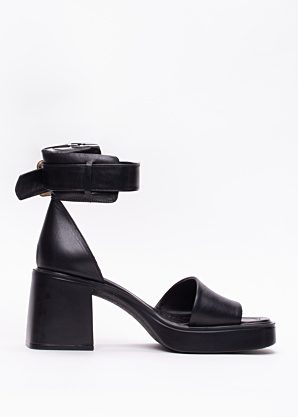 Molly Bessa bateliai