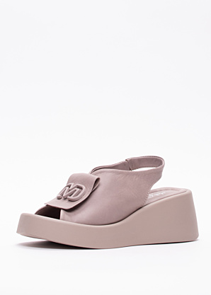 Molly Bessa bateliai