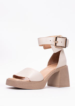 Molly Bessa bateliai