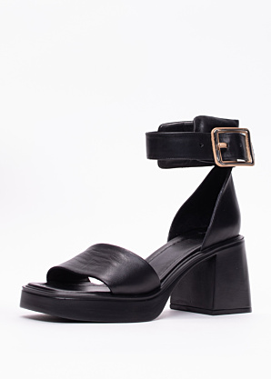 Molly Bessa bateliai