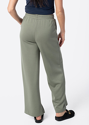 b.young kelnės Pusti