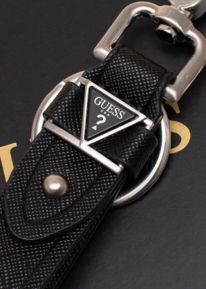 Guess raktų pakabukas Certosa Saffiano dovanų dėžutėje