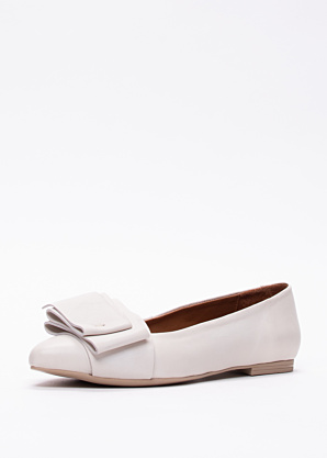 Molly Bessa bateliai