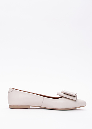 Molly Bessa bateliai