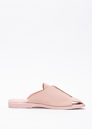 Molly Bessa bateliai