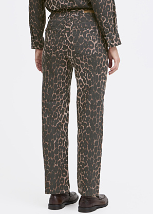 b.young džinsai Kenna