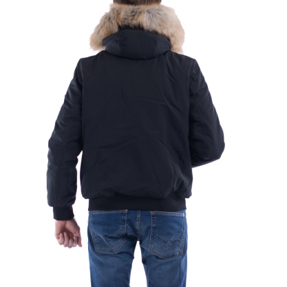 Tommy Hilfiger striukė