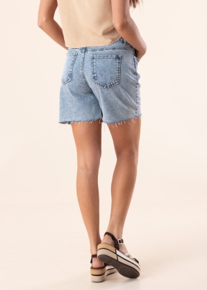 b.young šortai Kisha