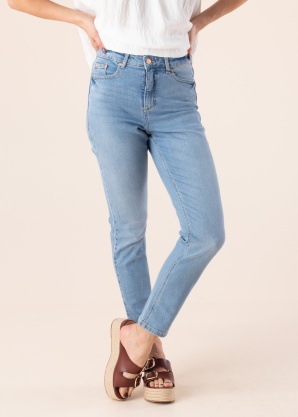 b.young džinsai Kato